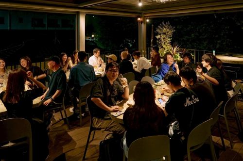 .
🔥【吉祥寺】冬の夜を、静かに味わう屋上テラスHONOO⛄️🍷

澄んだ冬の空気の中で過ごす、炎のある時間。 
ストーブとブランケットが整った屋上テラス【HONOO】は、 
騒がしすぎず、落ち着きすぎない、ちょうどいい距離感の空間。 

井の頭公園すぐ横という立地で、 
昼は穏やかなランチタイム、 
夜は炎が灯る大人のナイトBBQへと移り変わる。 

冬限定《炎上級BBQプラン》では、 
A5黒毛和牛・伊勢海老・ホタテを炭火で丁寧に焼き上げる。 
手ぶらOK、準備も片付けも不要で、 
気負わず贅沢な時間を過ごせる。

ペット同伴OK🐶（テラス席限定／事前確認） 
飲み放題はワインやクラフトビールも充実🍷 
デートや少人数の集まりにもおすすめ。

📍【HONOO -ホノオ-】 
東京都武蔵野市御殿山1-3-3 A*G井の頭公園 East棟2F 
吉祥寺駅徒歩4分／井の頭公園すぐ横 
🕒11:30〜23:00（L.O.22:30）

#吉祥寺ディナー 
#大人デート 
#冬BBQ 
#屋上BBQ 
#冬テラス