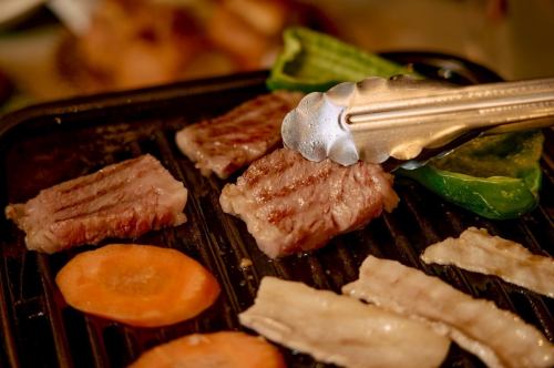 .
🔥【吉祥寺】冬の夜をドラマチックに変える、炎の屋上テラスHONOO⛄️🔥

屋上に広がる、炎と灯りのある景色。 
ストーブが並ぶテラスは、冬でも快適に過ごせる非日常空間。 
寒い季節だからこそ映える炎のゆらめきが、 
ここで過ごす時間を特別なものに変えてくれる🔥 

井の頭公園すぐ横というロケーションで、 
昼は自然光が心地いいランチタイム、 
夜はナイトBBQとして一気にムードアップ。 

冬限定《炎上級BBQプラン》は、 
A5黒毛和牛・伊勢海老・ホタテを炭火で豪快に。 
手ぶらOK、準備・片付け不要だから、 
誰でも気軽に冬のBBQを楽しめる。

ペット同伴OK🐶（テラス席限定／事前確認） 
飲み放題は3,000円〜でドリンクの種類も豊富🍷 
デート、女子会、イベント、貸切パーティーまで対応可能。

📍【HONOO -ホノオ-】 
東京都武蔵野市御殿山1-3-3 A*G井の頭公園 East棟2F 
吉祥寺駅徒歩4分／井の頭公園すぐ横 
🕒11:30〜23:00（L.O.22:30）

#吉祥寺テラス 
#冬BBQ 
#WinterVibes 
#TokyoDinner 
#HiddenGemTokyo