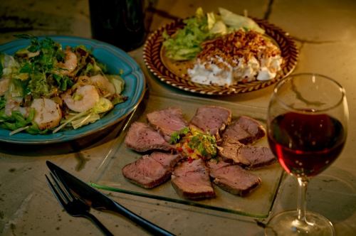 .
🔥【吉祥寺】冬の外飲み、ここが正解。炎の屋上テラスHONOO⛄️🔥
「寒いから外はナシ」なんて言わせない。
ストーブ×ブランケット完備の屋上テラス【HONOO】は、
冬こそ一番気持ちいい“あったかBBQ空間”。
炎のゆらめきが寒さを演出に変えて、気づけば時間を忘れてる🔥
井の頭公園すぐ横、吉祥寺駅から徒歩4分。
昼は自然光が心地いいテラスランチ、
夜は炎に包まれるナイトBBQで一気にムードアップ✨
冬限定《炎上級BBQプラン》では、
A5黒毛和牛・伊勢海老・ホタテを炭火でジュワッと。
手ぶらOK、準備も片付けも不要。
焼くだけ、笑うだけで最高の冬時間が完成🍖
ペット同伴OK🐶(テラス席限定/事前確認/1グループ2匹まで)
飲み放題は3,000円〜でドリンクの種類も豊富🍷
📍【HONOO -ホノオ-】
東京都武蔵野市御殿山1-3-3 A*G井の頭公園 East棟2F
#吉祥寺BBQ
#冬テラス
#屋上BBQ
#TokyoEats
#RooftopTokyo