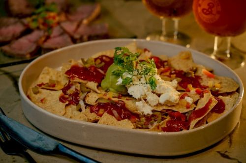 .
🔥【吉祥寺】冬の夜を、静かに楽しむ屋上BBQテラスHONOO⛄️🍷
冬の澄んだ空気の中で味わう、炎のある時間。
HONOOの屋上テラスは、
ストーブとブランケットに包まれながら、
落ち着いた冬BBQが楽しめる大人の空間。
井の頭公園すぐ横という立地で、
昼は穏やかなランチタイム、
夜は炎が灯る冬のナイトBBQへと移り変わる。
冬限定《炎上級BBQプラン》は、
A5黒毛和牛・伊勢海老・ホタテを炭火で丁寧に。
手ぶらOK、片付け不要で、
気負わず贅沢な時間を過ごせる。
ペット同伴OK🐶(テラス席限定/事前確認)
飲み放題はワインやクラフトビールも充実🍷
デートや少人数の集まりにもおすすめ。
📍【HONOO -ホノオ-】
東京都武蔵野市御殿山1-3-3 A*G井の頭公園 East棟2F
吉祥寺駅徒歩4分/井の頭公園すぐ横
🕒11:30〜23:00(L.O.22:30)
#吉祥寺ディナー
#大人デート
#冬BBQ
#屋上BBQ
#冬テラス