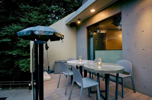 .
🔥【吉祥寺】外時間が気持ちいい日に行きたい、屋上テラスHONOO🍃🔥
風を感じながら過ごす、ちょうどいい屋上テラス。
HONOOは、日中も夜も心地よく過ごせるBBQスポット。
外で食べるごはんが、いつもより美味しく感じられる場所🔥
井の頭公園すぐ横のロケーションで、
昼は開放感のあるテラスランチ、
夜は炎が灯るナイトBBQへと変化する。
《炎上級BBQプラン》は、
A5黒毛和牛・伊勢海老・ホタテを炭火でジュワッと。
手ぶらOK、準備・片付け不要で気軽に楽しめる🍖
ペット同伴OK🐶
飲み放題はドリンクの種類も豊富🍷
📍【HONOO -ホノオ-】
東京都武蔵野市御殿山1-3-3 A*G井の頭公園 East棟2F
#東京テラス
#吉祥寺グルメ
#TokyoEats
#OutdoorDining
#RooftopTokyo