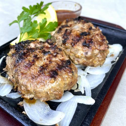 .
🔥【吉祥寺】デートも女子会も、ここ一択。HONOOテラス✨🔥

広々とした屋上テラスで、ゆったり楽しむBBQタイム。 
HONOOは最大50名OKだから、少人数でも大人数でも使いやすい万能スポット。 
ストーブとブランケット完備で居心地も抜群。 

昼はカフェ感覚のランチ、 
夜は炎が揺れる大人のナイトBBQにチェンジ。 

A5黒毛和牛・伊勢海老・ホタテの炭火焼きが主役の《炎上級BBQプラン》🍖 
手ぶらOKで幹事もラク。 

ペット同伴OK🐶 
飲み放題3,000円〜🍷 

📍【HONOO -ホノオ-】吉祥寺駅徒歩4分 

#吉祥寺デート 
#女子会ディナー 
#東京テラス 
#TokyoDinner 
#RooftopTokyo