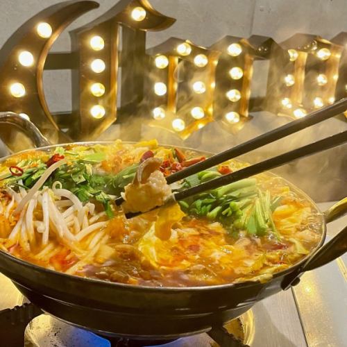 .
🔥【吉祥寺】昼飲みも夜飲みもハマる、万能テラスHONOO🍻✨

気軽に外で集まりたい日。 
そんな日にちょうどいいのがHONOOの屋上テラス。 
ストーブ＆ブランケット完備で、季節を問わず快適。 
外なのに居心地がよくて、つい長居してしまう空間🔥 

井の頭公園すぐ横のロケーションで、 
昼は爽やかランチ、夜は炎が主役のナイトBBQ。 

A5黒毛和牛や伊勢海老、ホタテを炭火で豪快に焼き上げる《炎上級BBQプラン》🍖 
手ぶらOKだから準備ゼロで楽しめる。 

ペット同伴OK🐶 
飲み放題はクラフトビールやワインも充実🍷 

📍【HONOO -ホノオ-】吉祥寺駅徒歩4分 

#吉祥寺テラス 
#東京BBQ 
#TokyoNight 
#OutdoorDining 
#HiddenGemTokyo