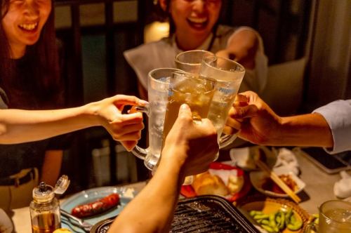 .
🔥【吉祥寺】日常にちょうどいい非日常を。屋上テラスHONOO🌿🔥

駅から近く、井の頭公園の横に広がる屋上空間。 
HONOOのテラスは、外にいる心地よさを気軽に楽しめるBBQスポット。 
ストーブとブランケット完備で、 
季節を問わず長く過ごせるのが魅力🔥 

昼は明るく開放的なテラスランチ。 
夜は炎と灯りが心地いいナイトBBQへ。 

《炎上級BBQプラン》では、 
A5黒毛和牛・伊勢海老・ホタテを炭火で焼き上げる。 
手ぶらOK、準備不要で、集まるだけの気軽さが嬉しい🍖 

ペット同伴OK🐶 
飲み放題はドリンクも豊富で満足度◎🍷 

📍【HONOO -ホノオ-】 
東京都武蔵野市御殿山1-3-3 A*G井の頭公園 East棟2F 

#屋上テラス 
#TokyoDining 
#RooftopBBQ 
#TokyoFoodie 
#VisitTokyo