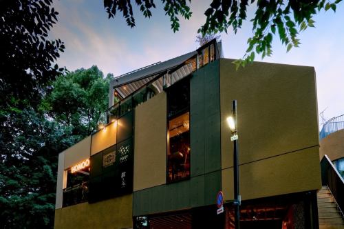 .
🔥【吉祥寺】外で過ごす時間が楽しくなる、屋上テラスHONOO🍃🔥

街中にありながら、空と風を感じられる屋上テラス。 
HONOOは、日中も夜も心地よく過ごせるBBQスポット。 
炎の灯りが、何気ない時間を少し特別にしてくれる🔥 

井の頭公園すぐ横というロケーションで、 
昼は開放感のあるテラスランチ、 
夜は炎が主役のナイトBBQへと変化する。

《炎上級BBQプラン》は、 
A5黒毛和牛・伊勢海老・ホタテを炭火でジュワッと。 
手ぶらOK、準備・片付け不要で気軽に楽しめる🍖 

ペット同伴OK🐶 
飲み放題はドリンクの種類も豊富🍷 

📍【HONOO -ホノオ-】 
東京都武蔵野市御殿山1-3-3 A*G井の頭公園 East棟2F 

#東京テラス 
#吉祥寺グルメ 
#TokyoEats 
#OutdoorDining 
#RooftopTokyo