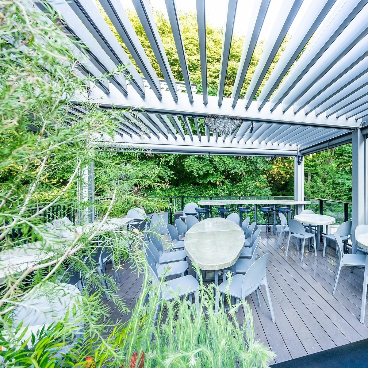井の頭公園すぐ隣、緑に囲まれて井の頭池も一望！STYLISH DINING。グレーを基調とした店内はおしゃれ空間でワンランク上の屋上ビアガーデン♪３F最大50名 ２F+３Fで最大90名
