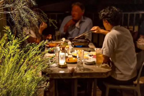 .
🔥【吉祥寺】開放感あふれる屋上BBQを楽しむならHONOO🍖✨
吉祥寺駅徒歩4分、井の頭公園すぐ横。
街中とは思えない開放的な屋上テラス【HONOO】でBBQを。
昼は爽やかなテラスランチ🌞
夜は炎の灯りが映えるナイトBBQ🔥
A5黒毛和牛、伊勢海老、ホタテを味わえる《BBQプラン》は手ぶらOK。
準備も片付けも気にせず楽しめます。
ペット同伴OK🐶(テラス席限定)
飲み放題も充実していて、女子会や飲み会にもぴったり🍻
📍【HONOO -ホノオ-】
東京都武蔵野市御殿山1-3-3 リードシー吉祥寺井の頭公園ビル East棟2F
#屋上BBQ
#吉祥寺グルメ
#TokyoFoodie
#RooftopBBQ
#TokyoEats
