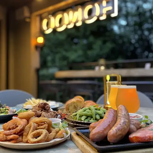 .
🔥【吉祥寺】外で過ごす時間が、ごちそうになる🍖🌿

井の頭公園すぐ横の屋上テラス【HONOO】で、
いつもより少し贅沢なBBQ時間を。

昼は開放感あふれるランチタイム☀️
夜は炎を囲むナイトBBQ🔥
心地よい空気と炭火の香りが食欲を引き立てます。

《BBQプラン》では
A5黒毛和牛、伊勢海老、ホタテを炭火で焼き上げる贅沢な内容✨
手ぶらOKだから気軽に利用できます。

ペット同伴OK🐶
飲み放題も充実していて、女子会や飲み会にもおすすめ🍻

📍【HONOO -ホノオ-】
東京都武蔵野市御殿山1-3-3 リードシー吉祥寺井の頭公園ビル East棟2F

#吉祥寺テラス
#東京BBQ
#TokyoDining
#OutdoorDining
#TokyoNight