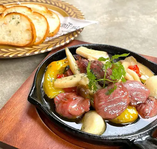 .
🔥【기치죠지】 기분 좋은 계절은, 테라스 BBQ에 🌿🍻

이노카시라 공원 바로 옆, 키치죠지역 도보 4분.
옥상 테라스【HONOO】로, 개방감 가득한 BBQ를 즐길 수 있습니다.

낮에는 자연광 넘치는 점심 시간 ☀️
밤에는 불길을 둘러싸는 나이트 BBQ🔥
시간대마다 다른 경치를 바라보면서 느긋하게 보낼 수 있는 것이 매력입니다.

《BBQ 플랜》에서는
A5 흑털 일본소, 이세 새우, 가리비를 숯불로 호쾌하게 🍖
준비도 정리도 불필요하므로 빈손으로 부담없이 이용할 수 있습니다.

애완동물 동반 OK🐶(테라스석 한정/요사전 확인)
크래프트 맥주와 와인 등 음료 무제한도 풍부 🍻

📍【HONOO -호노오-】
도쿄도 무사시노시 고텐야마 1-3-3 리드시 키치죠지 이노카시 공원 빌딩 East동 2F

#키치죠지BBQ
#옥상BBQ
#TokyoFoodie
#RooftopTokyo
#OutdoorDining