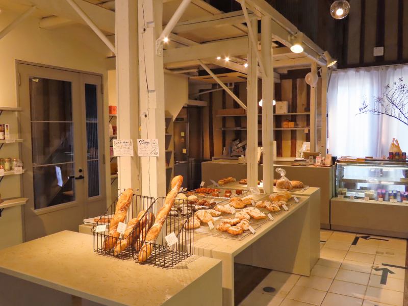 A heartwarming and peaceful interior with a natural wood-like atmosphere and homemade bread.We are waiting for you to bake many kinds of baked goods, mainly hard ones.Eat in or take out in your favorite style♪