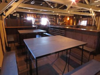 Simple table seats with dark wood creating a high-quality atmosphere.Recommended for a girls-only lunch when a group visits.