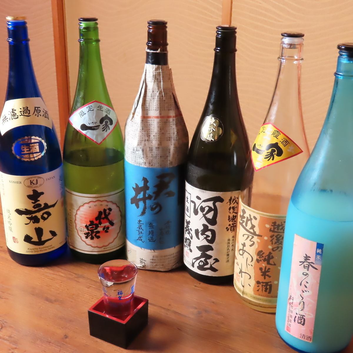 说到鱼类菜肴，就不得不提日本酒了。常备有约30种新泻当地酒。