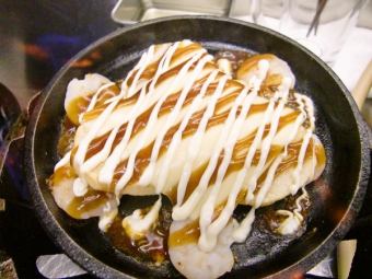 Plump shrimp and yam grilled on an iron plate Okonomiyaki-style topped with cheese