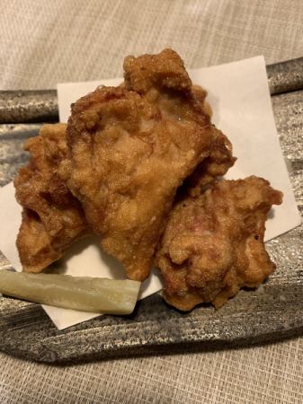 Deep-fried chicken in a tavern