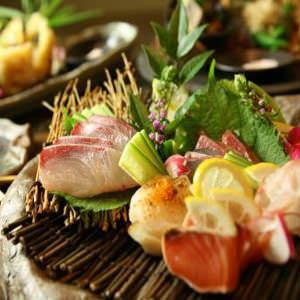【仅限烹饪】新鲜的鱼和北海道牛后肉等，分量十足◎共8道菜品3500日元（含税）