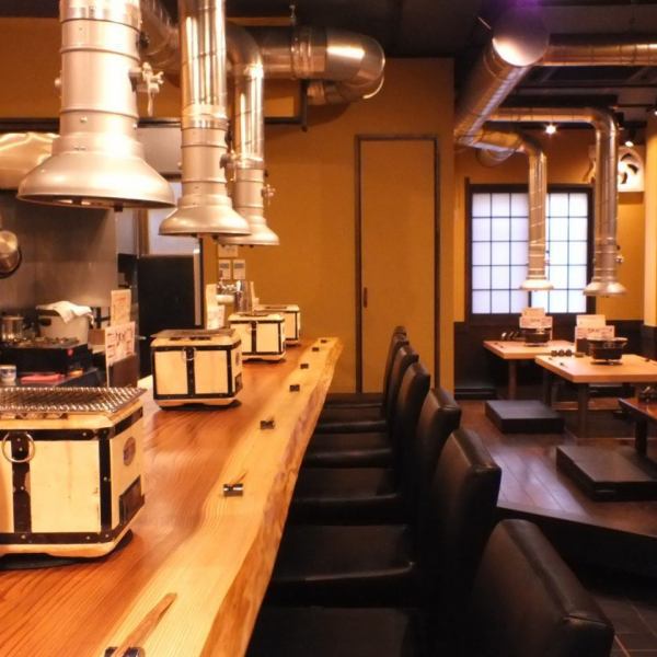 女性のみのお客様も入りやすい清潔感溢れる店内！初めてのお客様やお一人様もお気軽にお立ち寄りください♪お一人様焼肉もお楽しみ頂きやすいカウンター席をご用意しております☆店内にはお洋服に匂いをつきにくくする排煙ロースターを完備しておりますので、デートや女子会にもぜひご来店下さい！