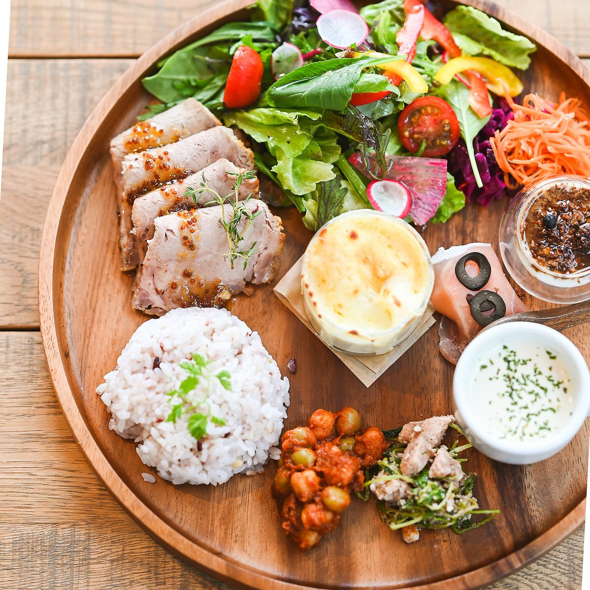 在 BOND LUNCH PLATE 享用午餐，這裡的主菜每月都會更換！