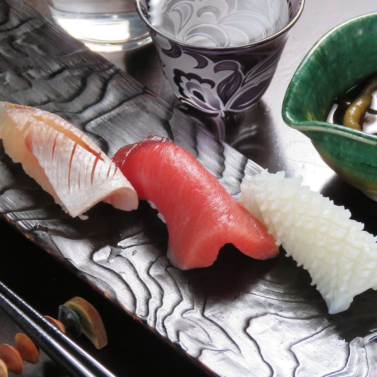 Enjoy the sushi and exquisite dishes that the owner is proud of.