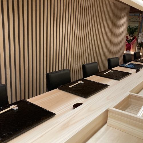 <p>木質が温かく和やかな空間の中央には、カウンター6席をご用意。鮨が握られていくライブ感を味わえるだけでなく、カウンター席で店主と語らいながらお料理をにご注文いただける特等席。お一人様はもちろん、ご接待、カップルや気心知れたご友人同士でもどうぞ。</p>