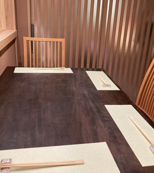 個室は４名様まで。仕切り扉を開くとカウンターの様に握りを楽しめます。ご家族でのお食事や、接待・会食・大切な日にもご利用頂けます。大切なお話しの場合は閉めて完全個室に。