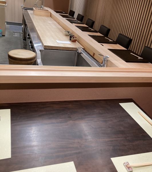 個室の扉を開放するとカウンターと一体感に成り10名様まで貸し切れます。若い方から年配の方まで、様々な年齢層の方に楽しんでいただけます。事前に苦手なネタ、料理の出し方や予算などのヒアリングを受けてからお造りするので、好きなものばかり美味しくいただけます。