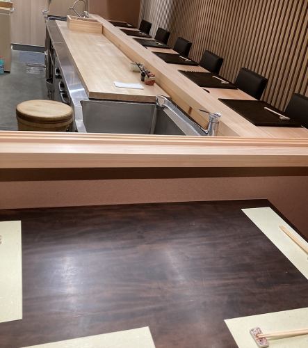 <p>個室の扉を開放するとカウンターと一体感に成り10名様まで貸し切れます。若い方から年配の方まで、様々な年齢層の方に楽しんでいただけます。事前に苦手なネタ、料理の出し方や予算などのヒアリングを受けてからお造りするので、好きなものばかり美味しくいただけます。</p>