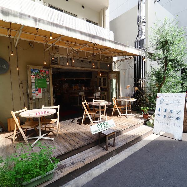 ◆Terrace seats◆A shop with a retro atmosphere that you can find after entering a small alley.From spring to autumn, we recommend enjoying your meal on the terrace at the entrance. ◎ [Paprika Shokudo is particular about using 100% plant-based and organic ingredients.] ]