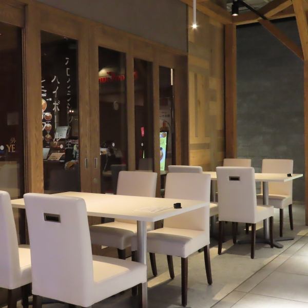 【お一人様でもデートでも◎】当店は2名掛けのテーブル席が4つ、4名掛けのテーブル席が3つございます。お一人様でゆっくりご飲食いたくのもよし、友人同士でご飲食、デートでのご飲食にも◎おしゃれな雰囲気の店内で最高の時間をお過ごしください♪