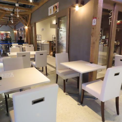 おしゃれな店内と開放的なテラス席で料理を堪能♪