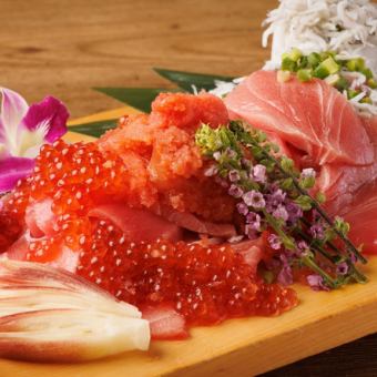 Yamatoya's specialty! A generous seafood platter of medium fatty tuna and salmon roe