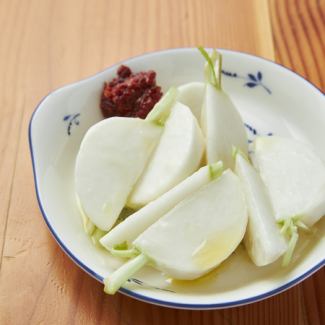 用新鮮七味粉醃製的鹽曲蘿蔔