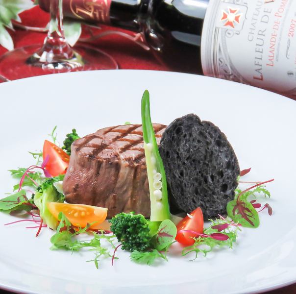 [Anniversary Course] Have a special day.Top quality beef fillet steak and luxurious ingredients.With champagne and chocolate dome