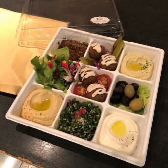Middle East hors d'oeuvre set for 2 people (with 2 pita breads)