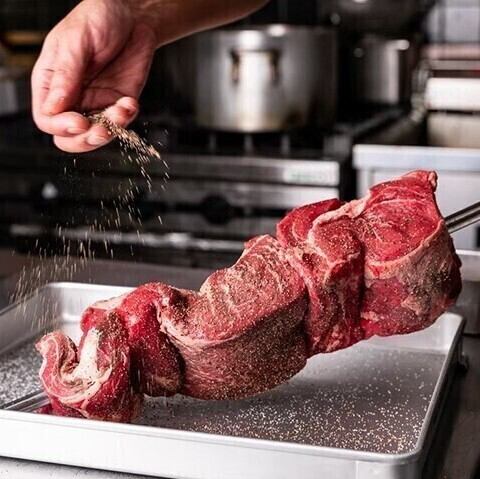本格炭火で焼き上げたシュラスコを目の前でカット。自家製ソースや岩塩など多彩な味わいで楽しめる肉バル◎