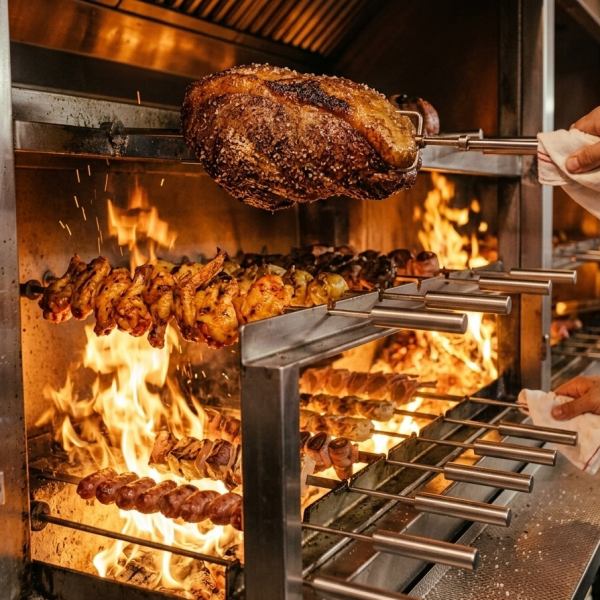 本格炭火で焼き上げたシュラスコを目の前でカット。自家製ソースや岩塩など多彩な味わいで楽しめる肉バル◎