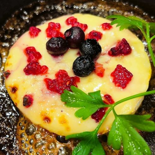 Oven-baked camembert and berries ~Honey drizzle~