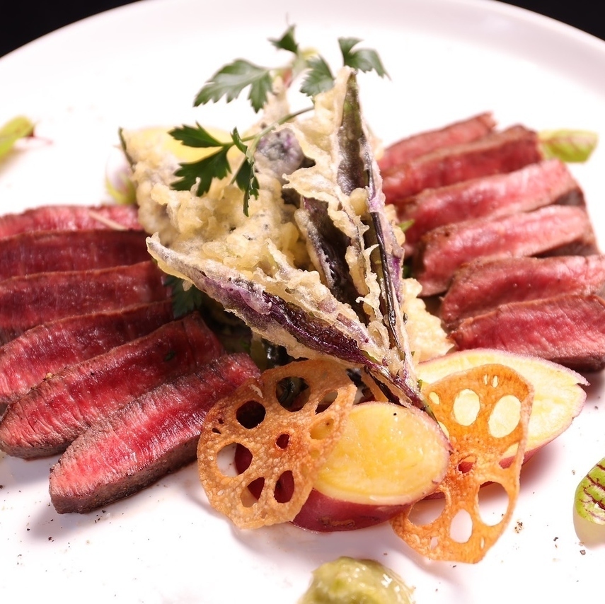 能登牛のステーキプレートや肉寿司、オーナー厳選肉の肉料理がお楽しみください。