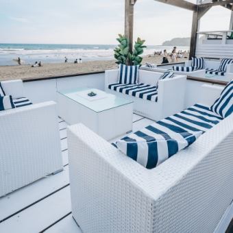 [Seaside terrace BBQ] BBQ + black and white sofa seats + seaside 7,700 yen (tax included) (2 hours all-you-can-drink)