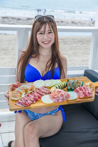 海岸沿いで飲めるプレミアムモルツの生ビール