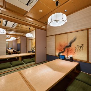 個室は全6部屋ございます。プライベート感があり、特別なひとときを演出します。少人数でも大人数でもワイワイ盛り上がることができる人気のお席となっております。女子会や合コンなどの飲み会、宴会などでもぜひご利用くださいませ！