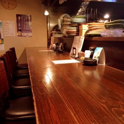 Counter seats that are popular with regular customers.Please use it for various purposes such as those who want to enjoy a relaxing drink, those who want to drink quickly, those who want to talk with the shop owner.