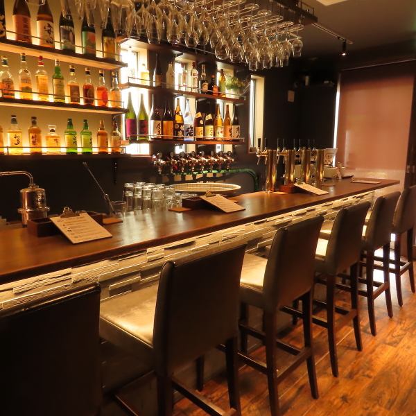 【お1人様大歓迎！気さくなスタッフがお待ちしてます】当店はふらっと立ち寄れる、大人たちのたまり場。ご友人との飲み会やデートにはもちろんお1人様まで、皆で楽しい時間をお過ごしいただけます。スポーツと音楽をつまみにゆるく、楽しくお過ごしください。