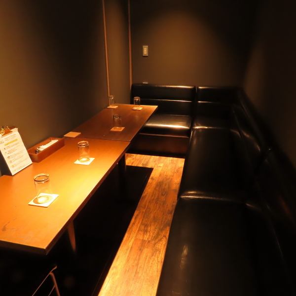 【グループでのご利用におすすめな半個室のテーブル席】友人や会社仲間との飲み会や2次会など、グループでのご利用にもおすすめ！半個室タイプのテーブル席は4名～8名までご利用可能。モニター完備で、周りを気にせず皆でワイワイスポーツ観戦が楽しめるお席です。