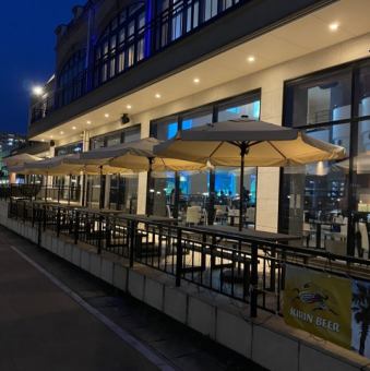 【千葉】オーシャンテラス＆ソファー席もまるごと貸切できるVIP個室席。水槽に囲まれる幻想的なゴージャス空間は特別な空間を演出します。最大10名様※別途チャージ料金として10,000円(税別)頂いております。