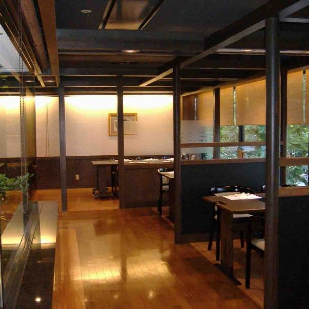 You can enjoy the table seats while looking out.The wooden structure is also calm.※ The photos are affiliated stores.