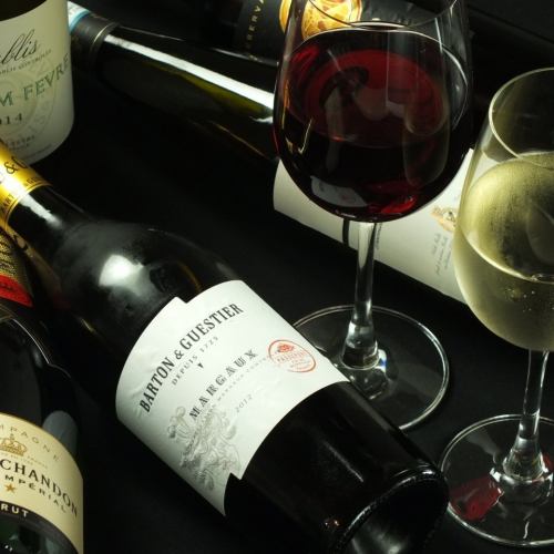 瓶裝葡萄酒有紅色，白色和泡沫可供選擇