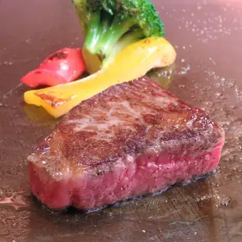 [Steak Restaurant Exclusive: Seto Inland Sea Delights Course] 8 dishes including Hiroshima beef steak and abalone, all for just 10,000 yen (tax included).
