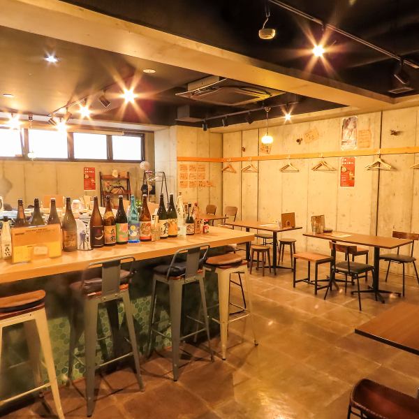 コンクリート打ちっぱなしの壁がお洒落な店内は、明るく温かみのある照明で落ち着く雰囲気です。入口が全面ガラス張りになっているため、外から店内の賑わいや様子が見えて安心感があり、初めての方でも入りやすいのが魅力♪お一人様や女性グループでも気兼ねなく立ち寄れる、開放的で居心地の良い空間となっています◎