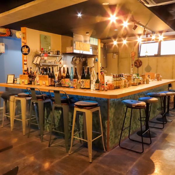 キッチンに面したカウンター席は、スタッフとの距離も近く、明るくアットホームな雰囲気が漂います。仕事帰りにふらりと立ち寄ってのサク飲みや、友人との語らいにも最適。また、お洒落な雰囲気なので、カジュアルなデートでのご利用にもおすすめです♪美味しいお酒と料理に舌鼓を打つ、楽しいひとときをお過ごしください◎