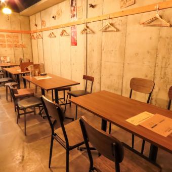 ごゆっくりとお寛ぎいただけるテーブル席をご用意しております♪